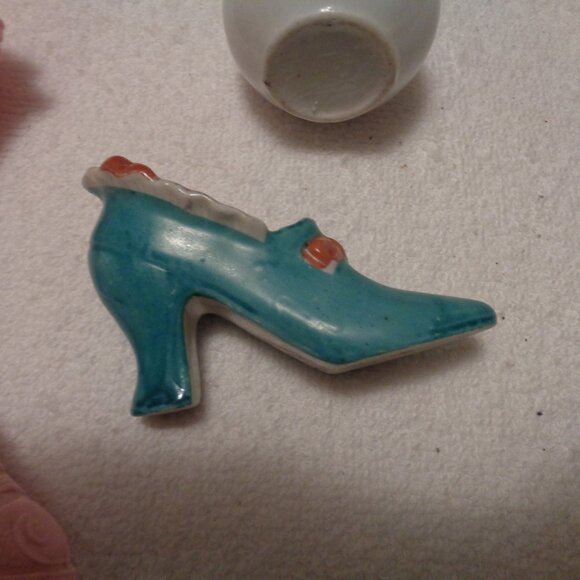 VINTAGE OLD PINK SHOE TINY BLUE SHOE TINY ETCHED GLASS SM GRAPES VASE LOT OF 4 - Picture 3 of 9